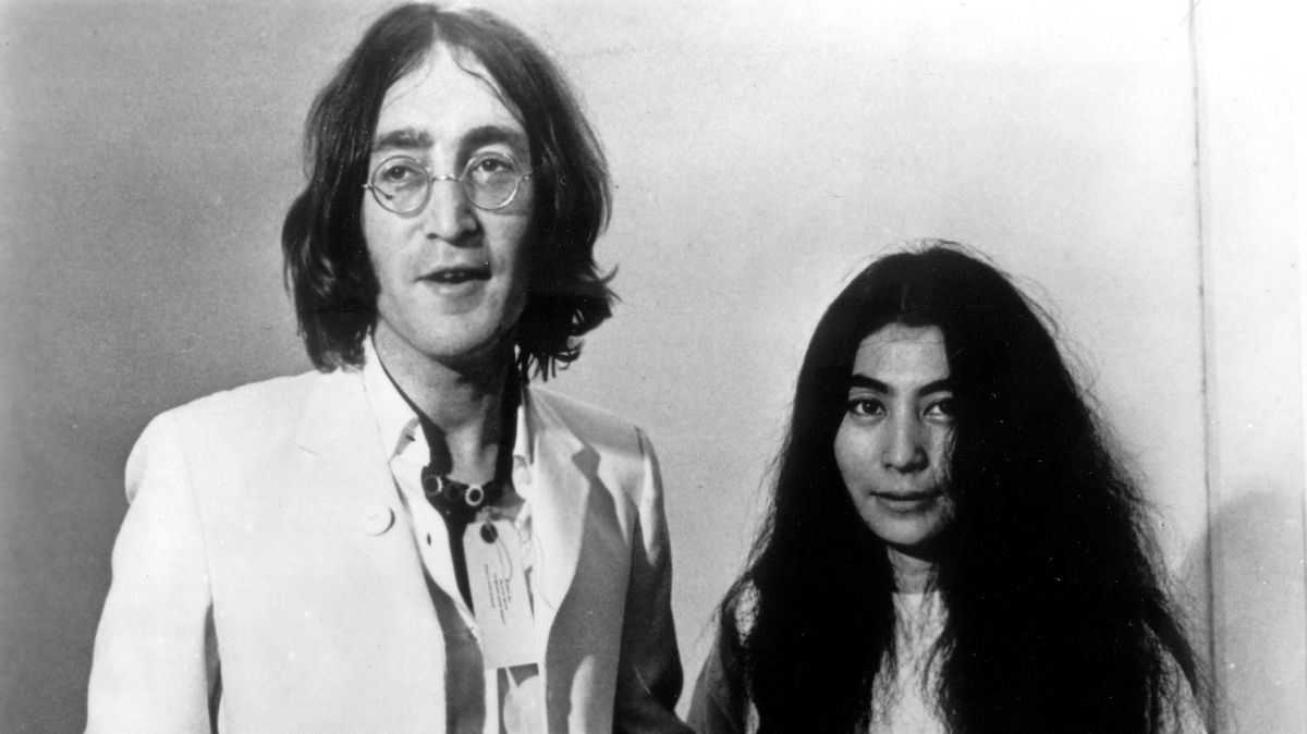 Brýle Johna Lennona, kytara Kurta Cobaina a příčesek Amy Winehouse. Aukce nabídne 1500 předmětů hudebních legend